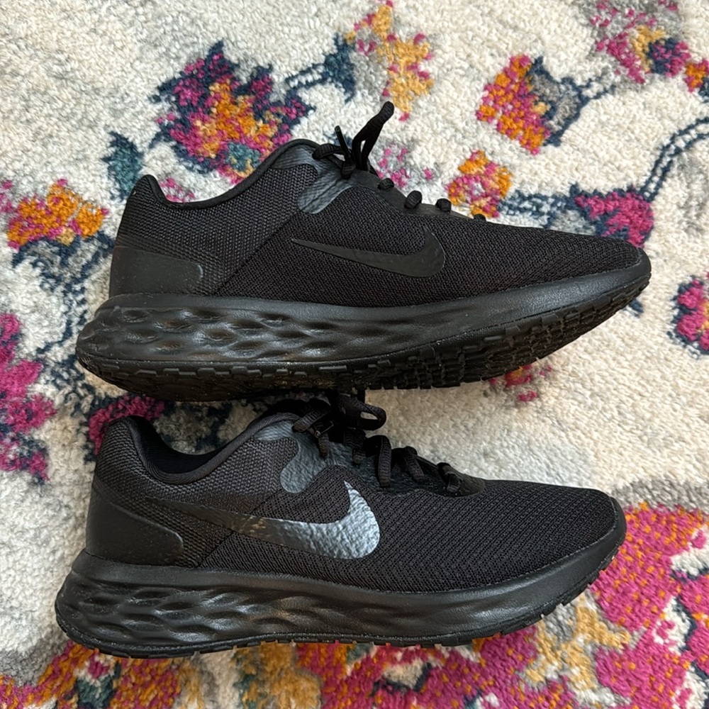 Nike Revolution 6 Women’s Size 8 - EUC!